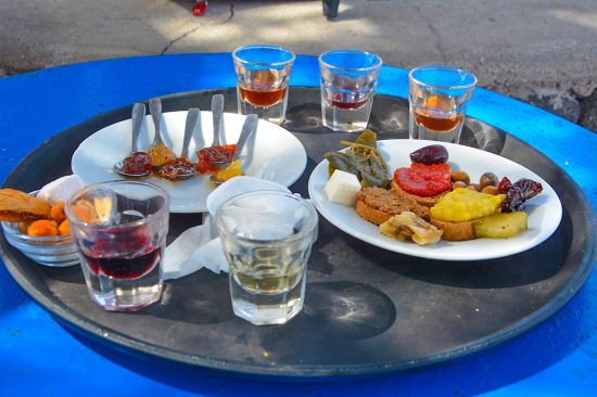Lokaal eten en drinken op Santorini